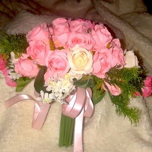 New Beautiful pink w/white accents bouquet 💐